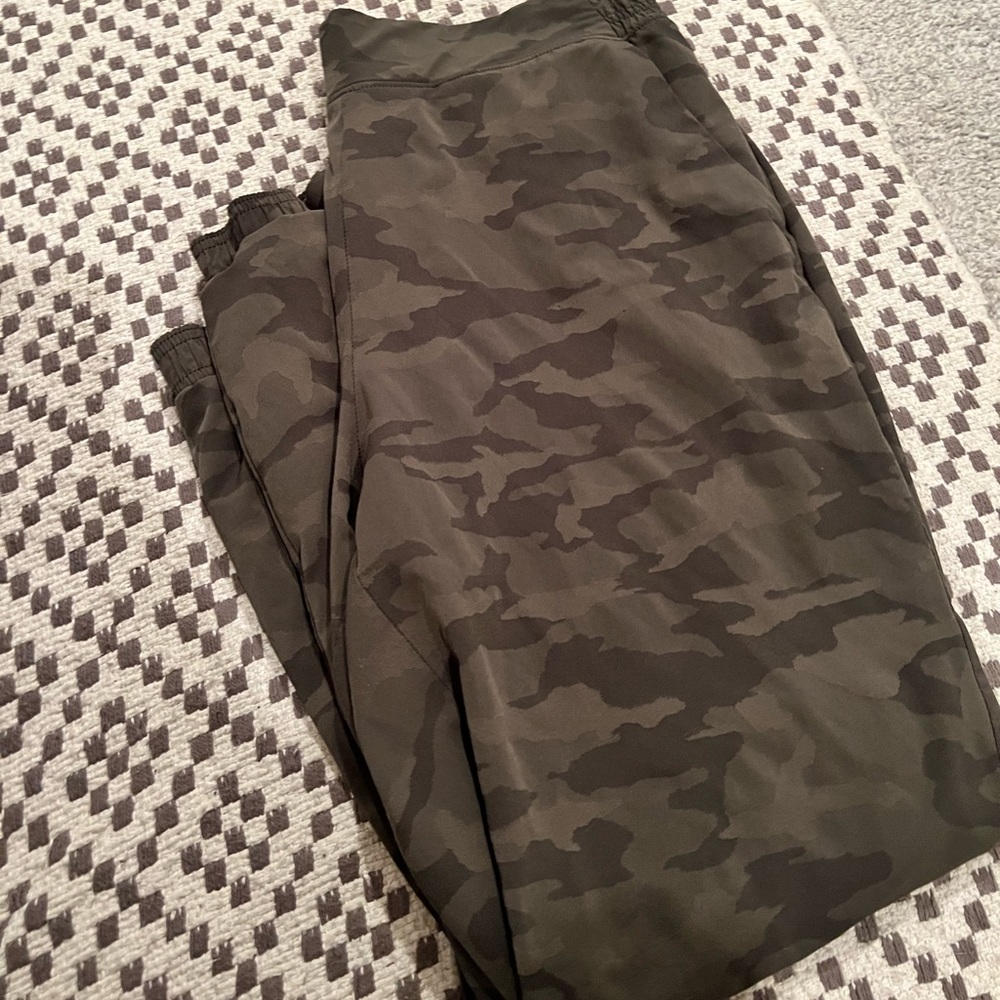 Athleta lined Brooklyn camo jogger size 16